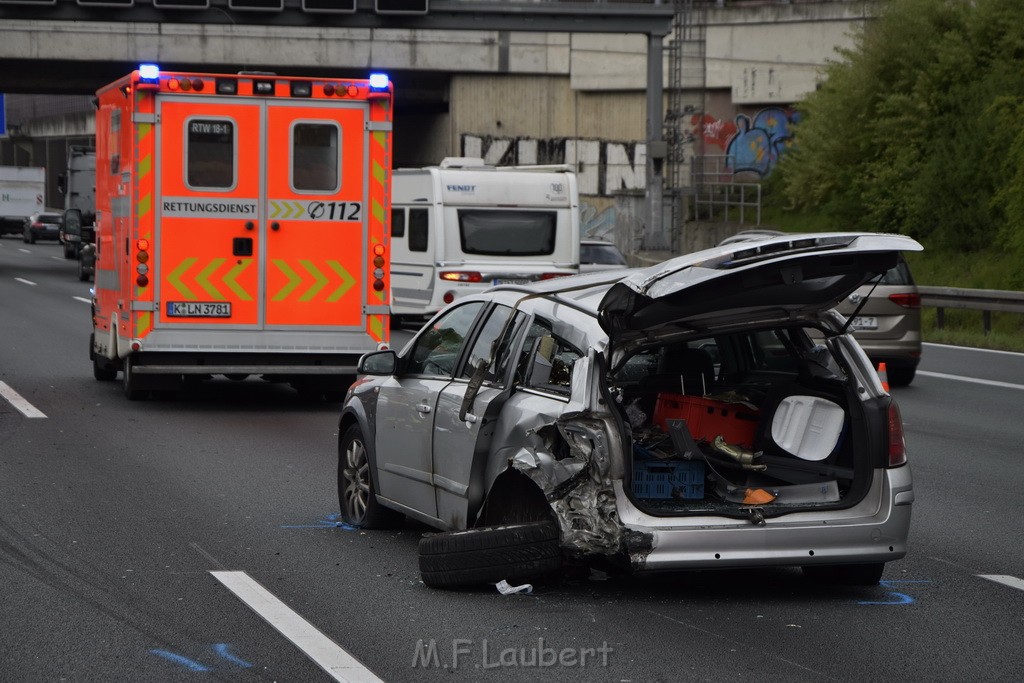 VU Auffahrunfall A 3 Rich Oberhausen kurz vor AS Koeln Dellbrueck P166.JPG - Miklos Laubert